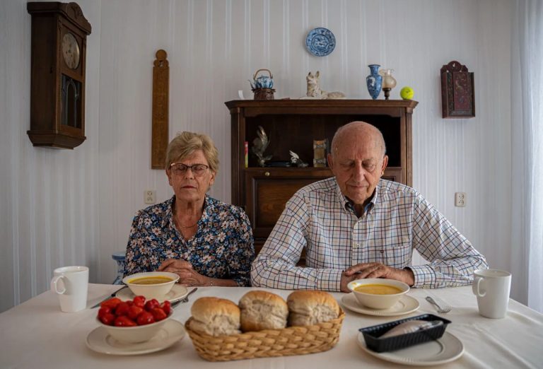 Oudere man en vrouw aan ontbijttafel